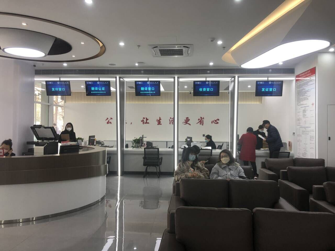 智能設(shè)備革新：智能排隊(duì)叫號(hào)機(jī)改變臟亂吵鬧的場所氛圍。效果圖