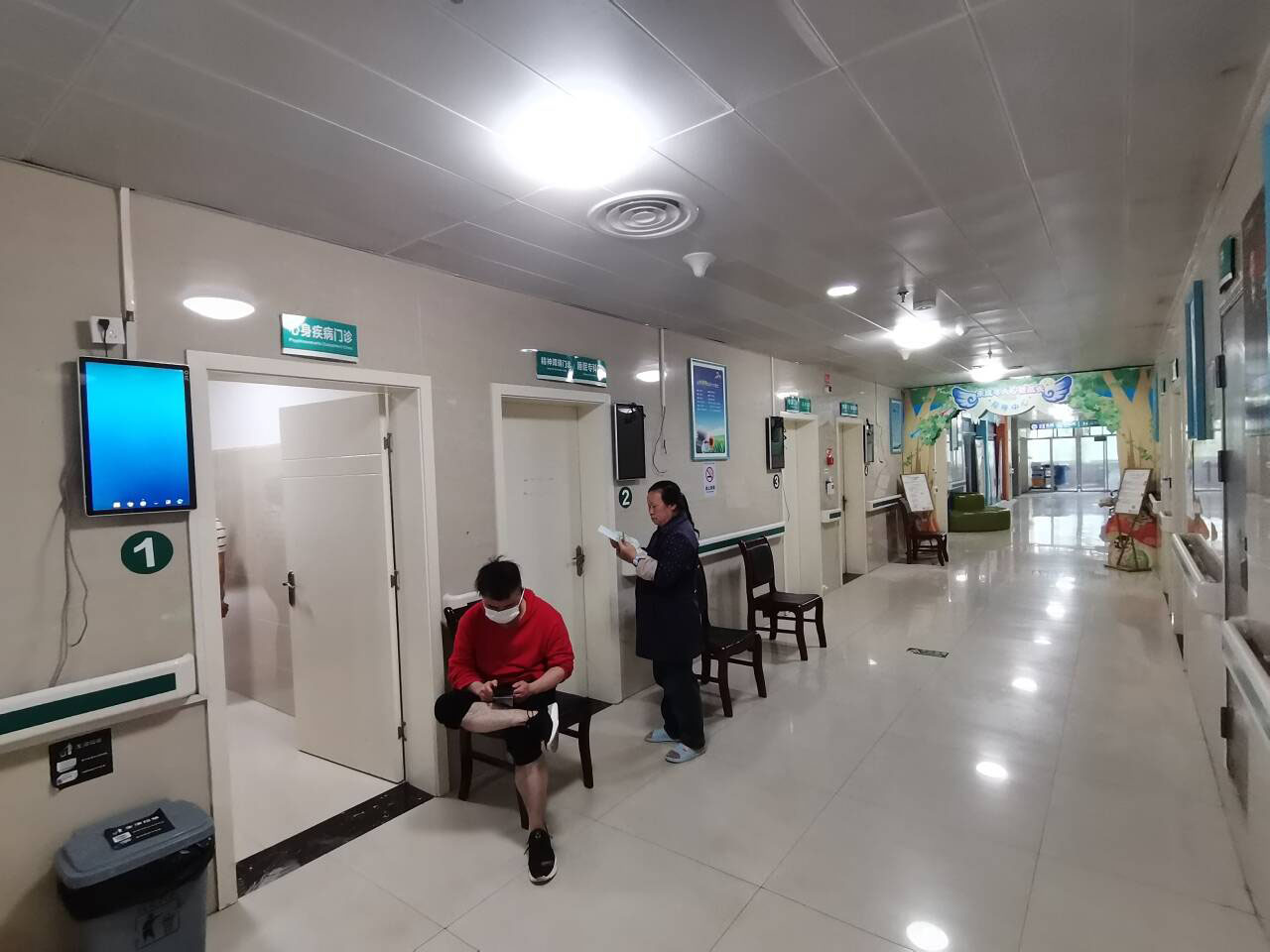 智慧醫(yī)院大廳的排隊叫號系統(tǒng)：提升就醫(yī)體驗的重要助力。效果圖